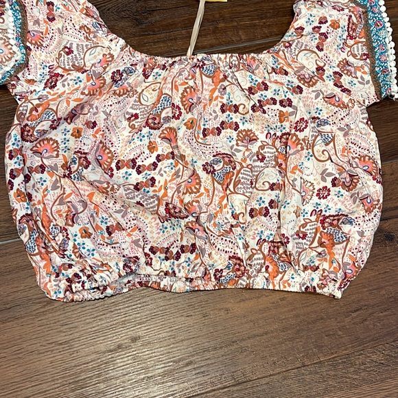 Mixumi NWT On/off shoulder Crop Top with Elastic. - Picture 3 of 6